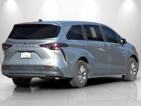 Used 2024 Toyota Sienna LE image 2
