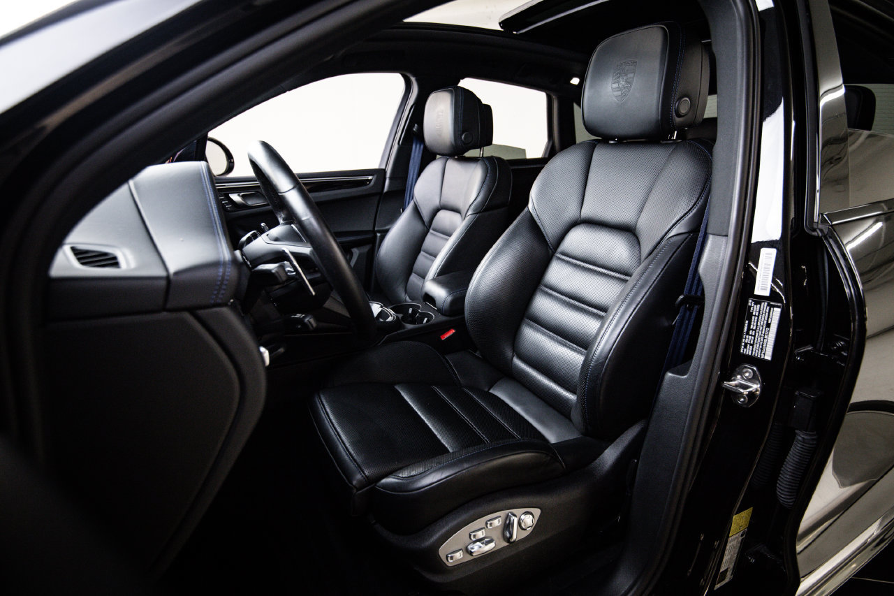 Certified 2025 Porsche Macan AWD/4WD image 5