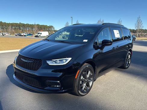 New 2026 Chrysler Pacifica Select image 3