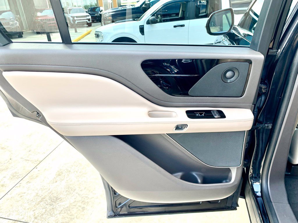 Used 2022 Lincoln Aviator Reserve w/ Equipment Group 201A AWD/4WD image 16