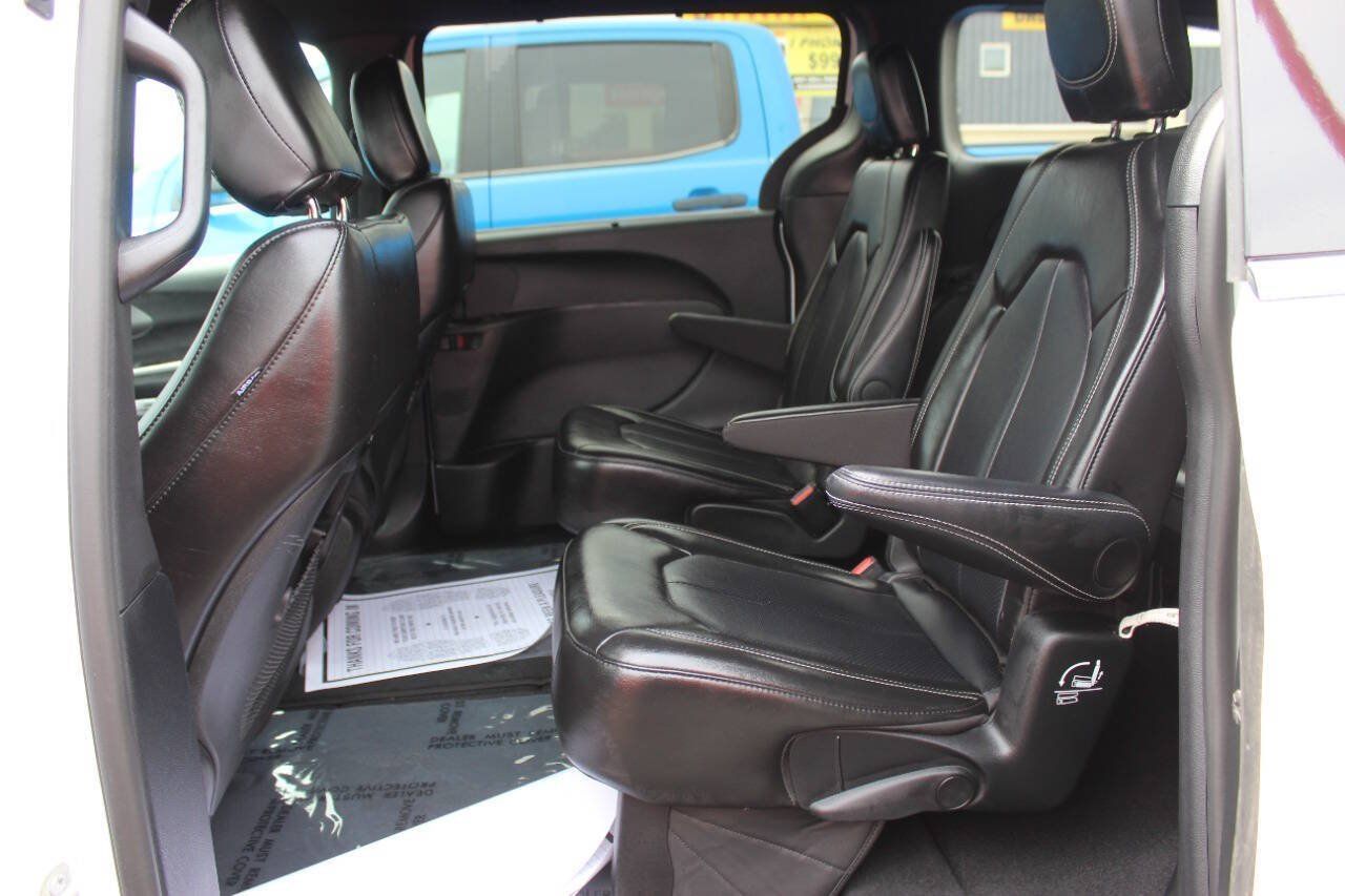 Used 2025 Chrysler Pacifica Select FWD image 16