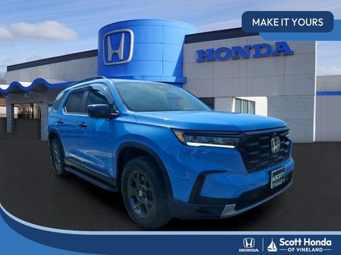 Certified 2025 Honda Pilot TrailSport image 1