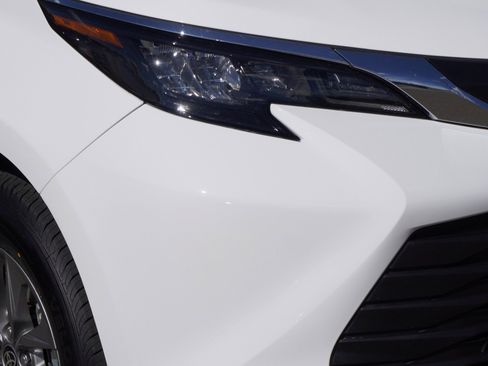 Used 2024 Toyota Sienna LE image 3