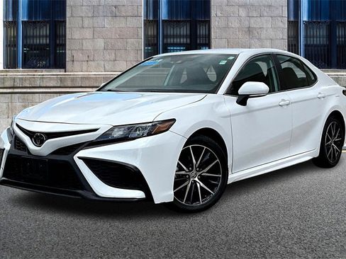 Used 2024 Toyota Camry SE image 2