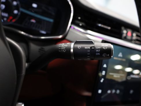 Used 2023 Jaguar F-PACE SVR image 23