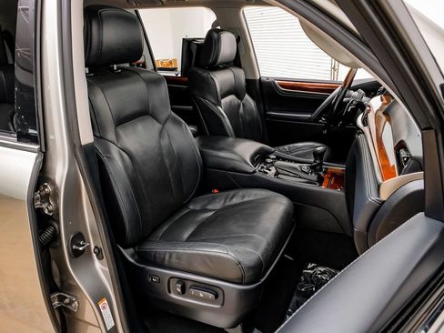 Used 2019 Lexus LX 570 4WD w/ Luxury Package image 29