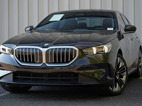 Used 2024 BMW 530i w/ Convenience Package RWD image 3