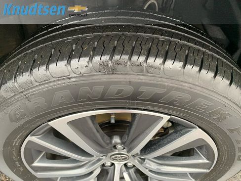 Used 2024 Toyota Venza LE image 10