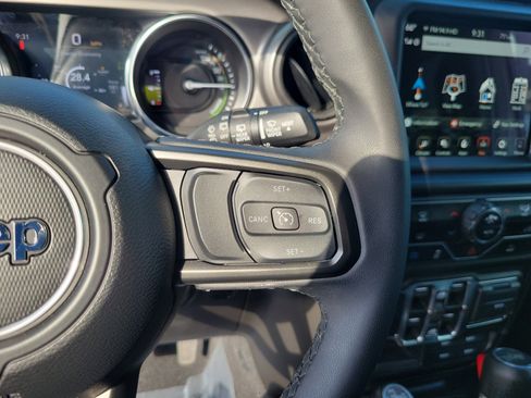 Used 2023 Jeep Wrangler Unlimited w/ Sun & Screen Package image 19