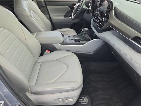 Used 2022 Toyota Highlander XLE FWD image 19