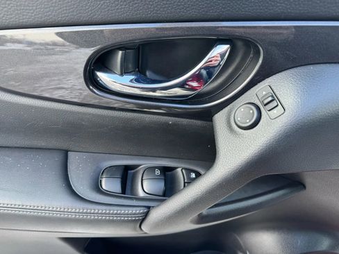 Used 2017 Nissan Rogue S image 10