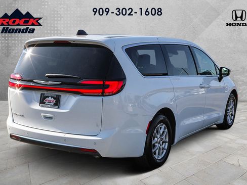 Used 2024 Chrysler Pacifica Touring-L FWD image 6