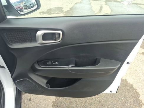 Used 2023 Hyundai Venue SE image 16