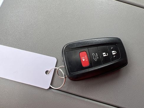 Used 2020 Toyota Highlander XLE image 21