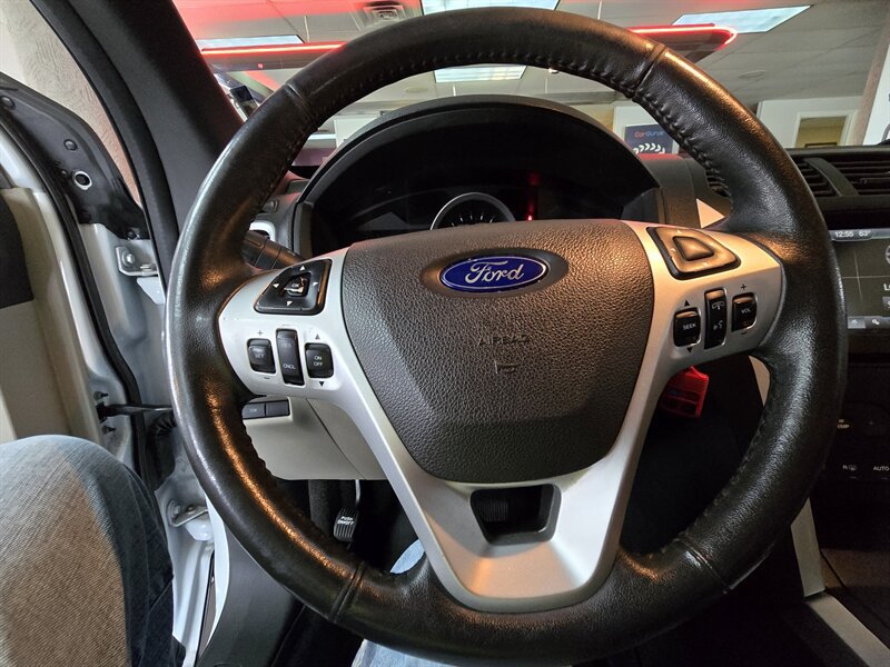 Used 2015 Ford Explorer XLT w/ Equipment Group 202B AWD/4WD image 31