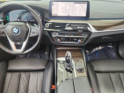 Used 2023 BMW 530e xDrive w/ Premium Package image 35