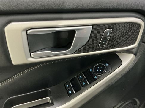 Used 2023 Ford Explorer XLT AWD/4WD image 16