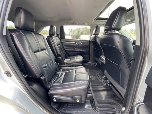 Used 2019 Toyota Highlander SE AWD/4WD image 25