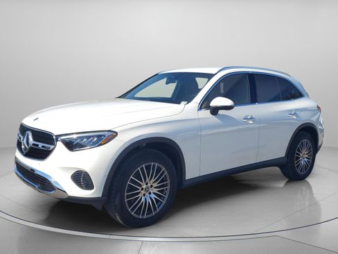 Used 2025 Mercedes-Benz GLC 300 image 2