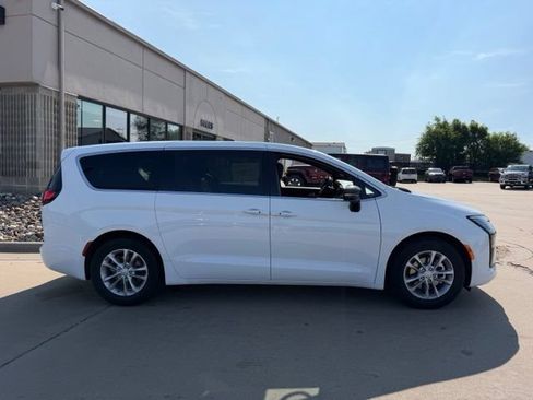 New 2027 Chrysler Pacifica Select FWD image 5