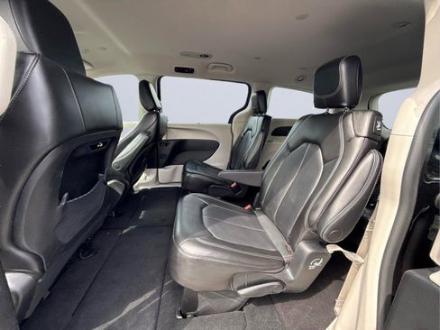 Used 2023 Chrysler Pacifica Touring-L FWD image 16
