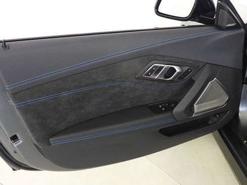 Used 2025 BMW Z4 M40i w/ Premium Package image 12