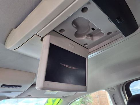 Used 2012 Chrysler Town & Country Touring-L w/ Driver Convenience Group image 9