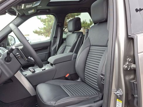 Certified 2025 Land Rover Discovery S image 17