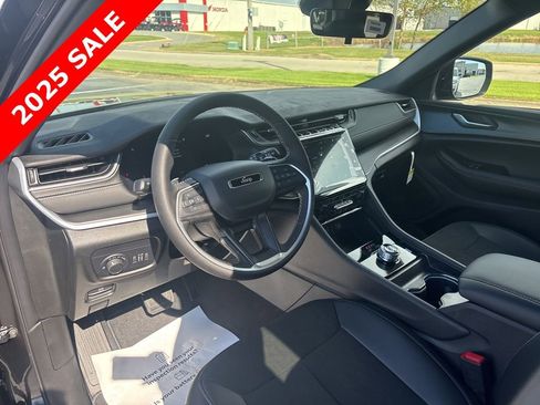 New 2025 Jeep Grand Cherokee Altitude image 8