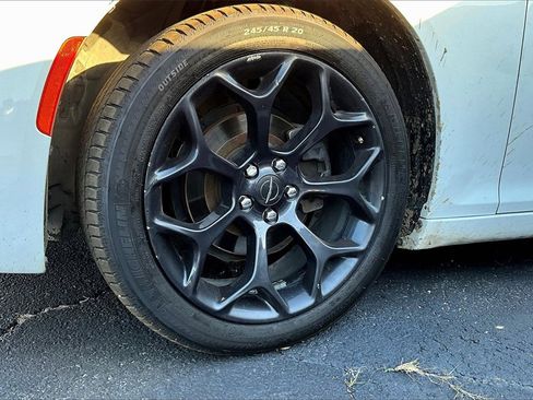 Used 2019 Chrysler 300 Touring w/ Sport Appearance Package image 5