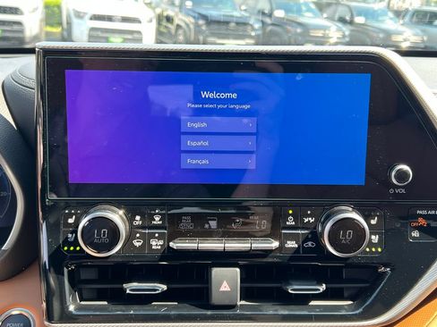 New 2026 Toyota Highlander Platinum AWD/4WD image 17