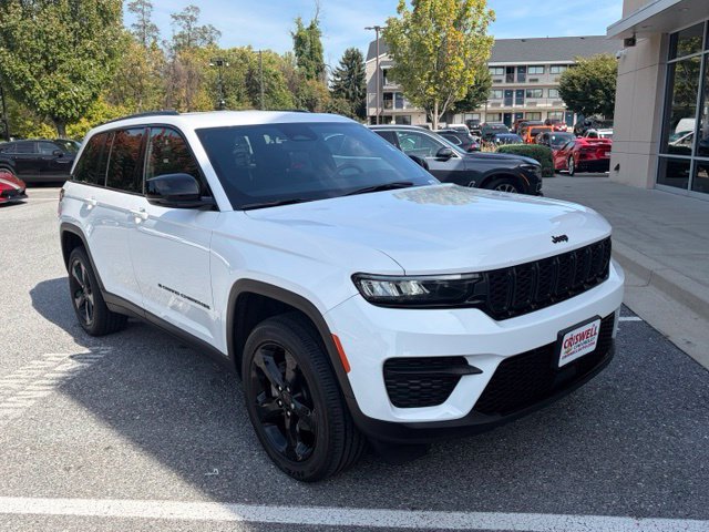 Used 2024 Jeep Grand Cherokee Altitude AWD/4WD image 2