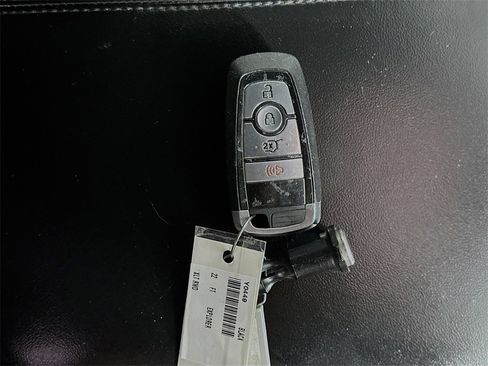 Used 2022 Ford Explorer XLT image 34