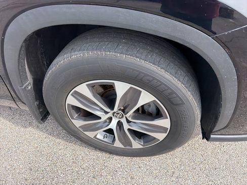 Used 2023 Toyota Highlander XLE image 14