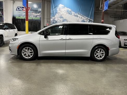 Used 2024 Chrysler Pacifica Touring-L image 2