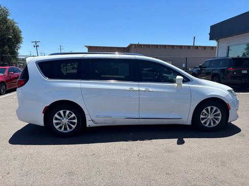 Used 2019 Chrysler Pacifica Touring-L FWD image 8