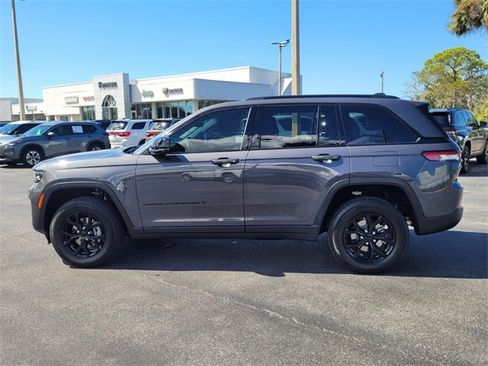 Used 2025 Jeep Grand Cherokee Altitude image 4