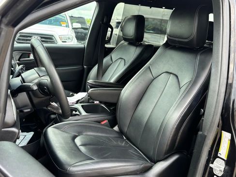 Used 2025 Chrysler Pacifica Select FWD image 7