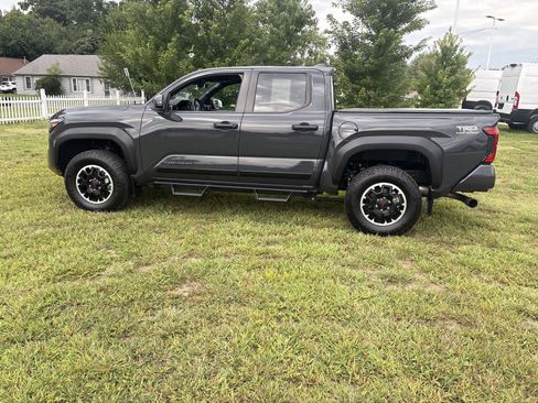 Used 2024 Toyota Tacoma TRD Off-Road AWD/4WD image 8