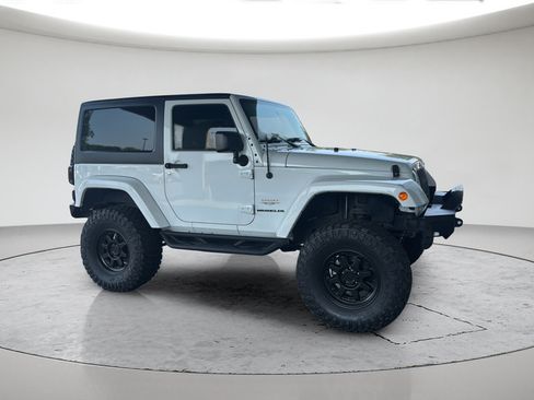 Used 2015 Jeep Wrangler Sahara w/ Connectivity Group AWD/4WD image 9