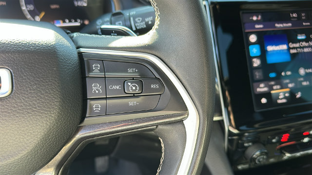 Used 2023 Jeep Grand Cherokee Altitude AWD/4WD image 14