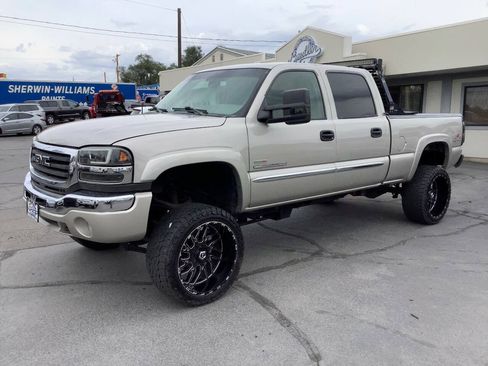 Used 2006 GMC Sierra 2500 SLE w/ Onstar Plus Package AWD/4WD image 2