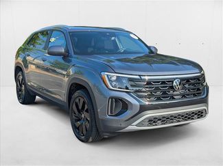Certified 2025 Volkswagen Atlas Cross Sport SE w/ Panoramic Sunroof Package video 2