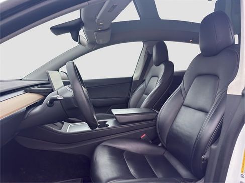 Used 2022 Tesla Model Y Long Range image 9