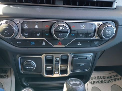 Used 2025 Jeep Wrangler Unlimited Sahara AWD/4WD image 21