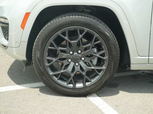 Used 2023 Jeep Grand Cherokee Summit AWD/4WD image 11