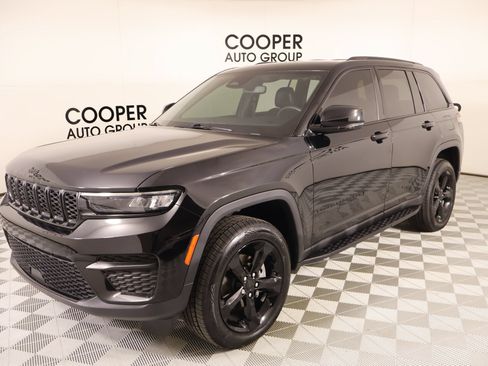 Used 2023 Jeep Grand Cherokee Altitude AWD/4WD image 10