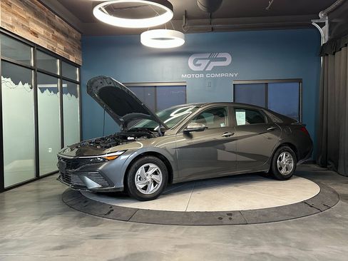 Used 2025 Hyundai Elantra SE image 24