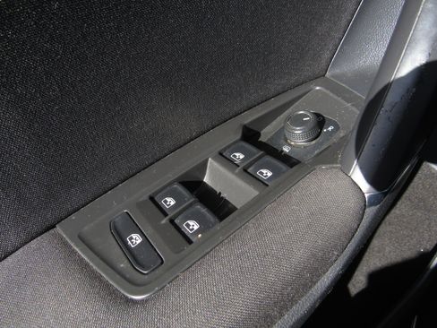 Used 2020 Volkswagen Tiguan S image 22