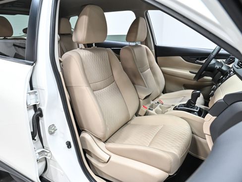 Used 2019 Nissan Rogue SV image 25